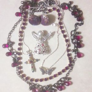 Lot of purple nevklaces snd earrings